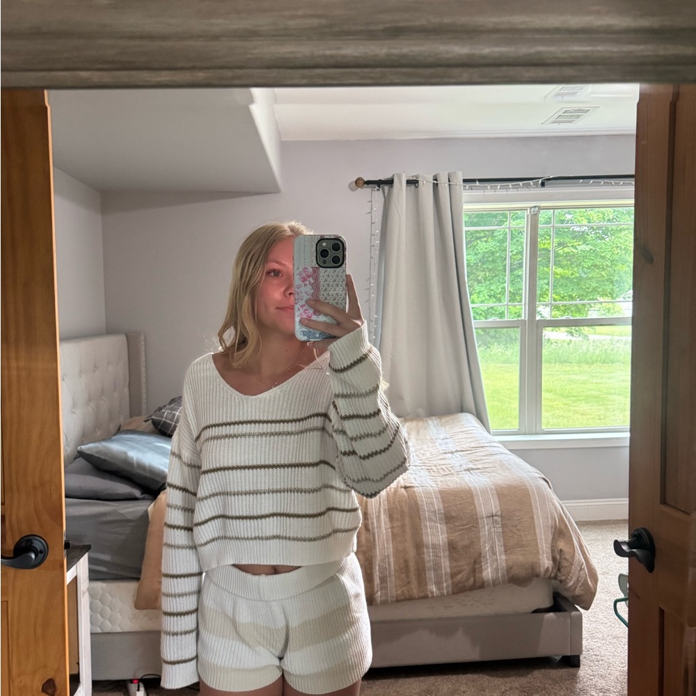SHEIN White and Gray V-Neck Sweater Classic Knit